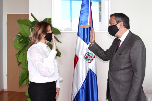Ministro de Medio Ambiente Orlando Jorge Mera juramenta a Judith Valdez