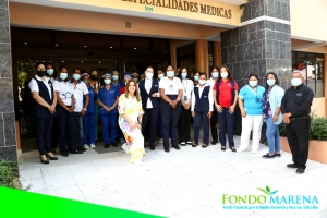 Personal del Instituto de Especialidades Médicas recibe ejemplares de la Rosa de Bayahíbe, Flor Nacional y asumen responsabilidad de siembra y cuidado.
