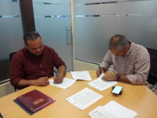 Firman contrato de adjudicación de obra