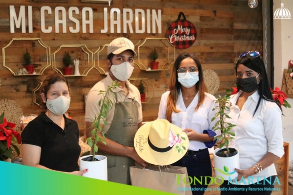 Fondo MARENA hace entrega de matitas de la Rosa de Bayahíbe, flor nacional, al vivero “ Mi Casa Jardín”