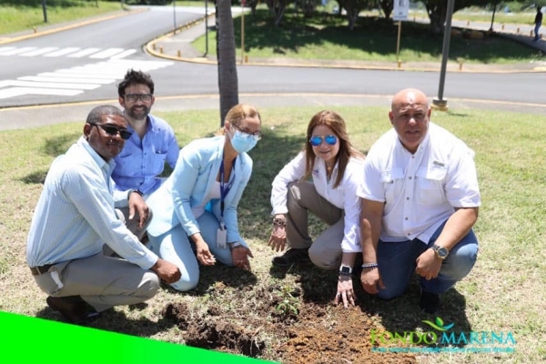 El Fondo MARENA y el Departamento de Aeropuertuaria dan continuidad a la alianza que promueve la flor de Bayahíbe, Flor Nacional de la Rep. Dom.