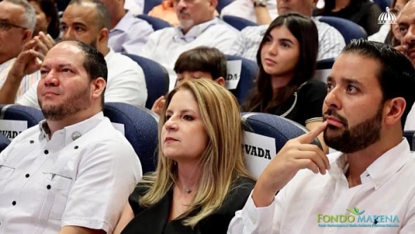 Directora del Fondo MARENA, participa en conferencia de Wellington Arnaud en el Teatro Don Bosco