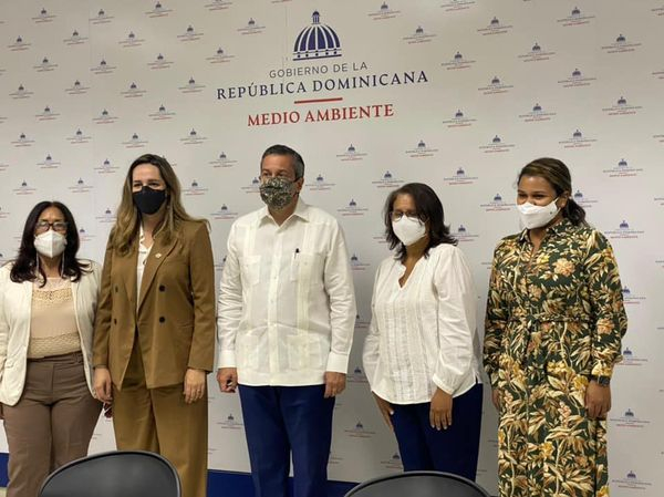 Acto de entrega de productos y equipos donados al Ministerio de Medio Ambiente