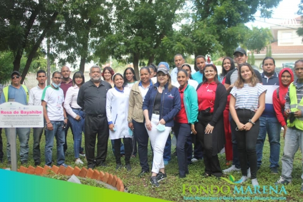 Realización de siembra de la Rosa de Bayahíbe, flor nacional, en el parque Los Constitucionalistas.